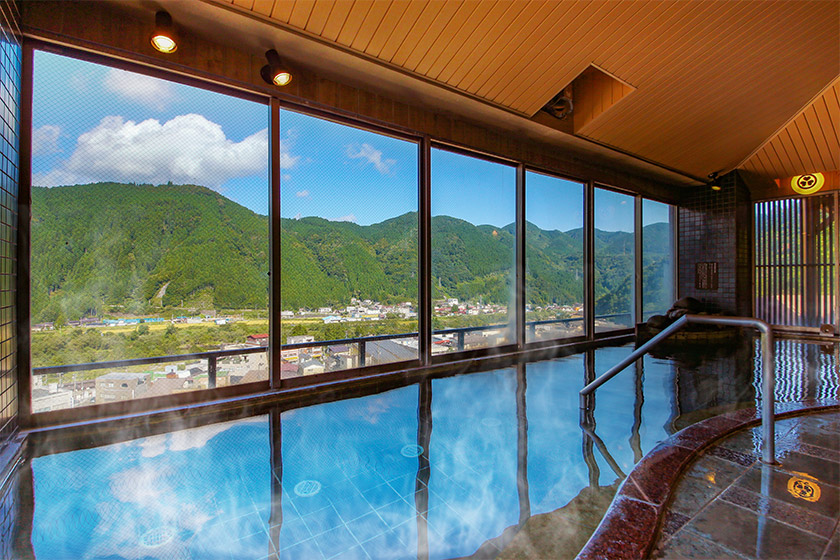 天馬大浴場：開放感のある大浴場で、鳴子の温泉街を一望できます。